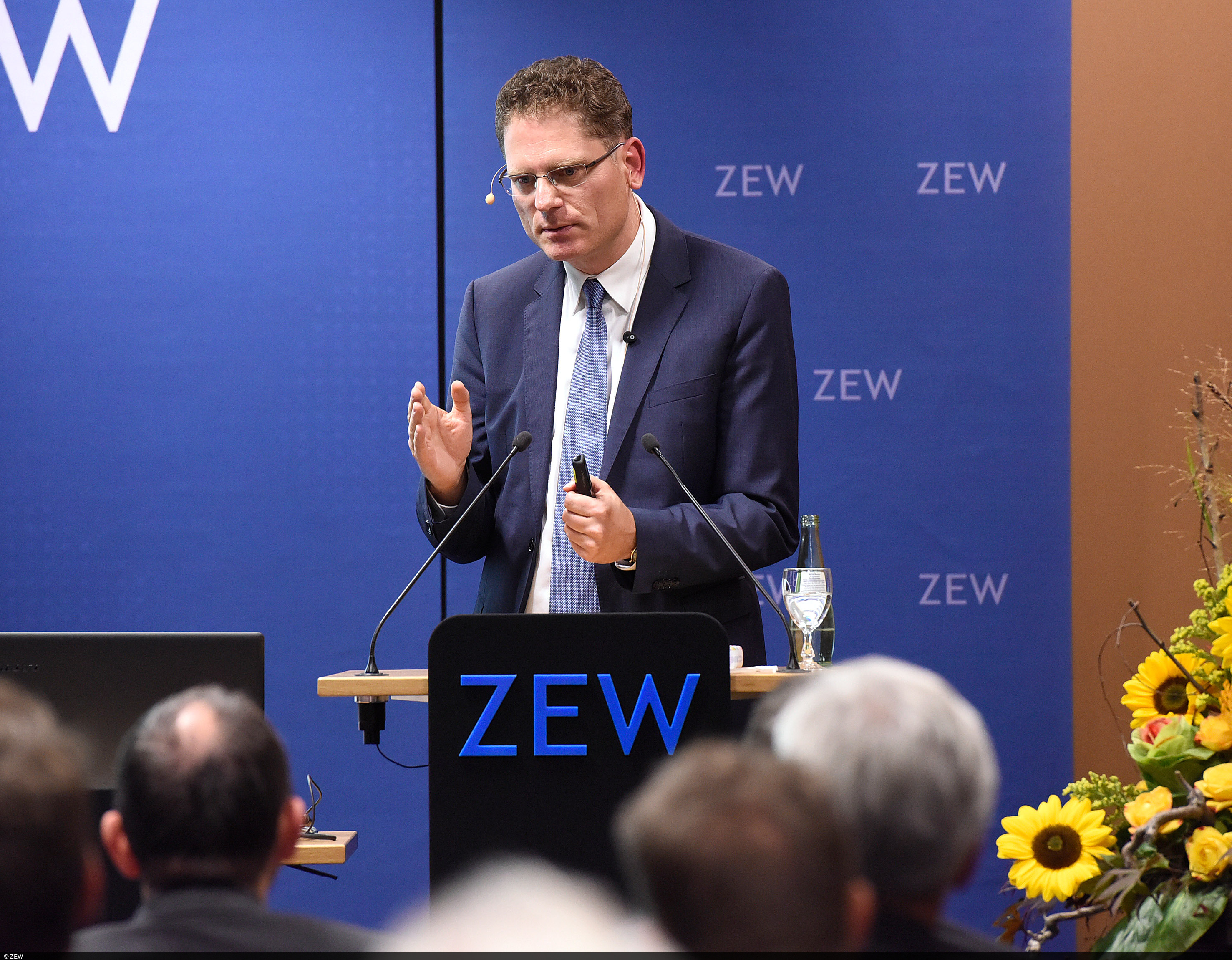 Markus Brunnemeier stellt zentrale Aussagen seines Buches „The Euro and the Battle of Ideas“ vor