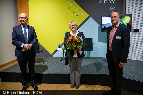 Ministerin Theresia Bauer wurde für ihren Vorsitz des ZEW-Aufsichtsrates gedankt.