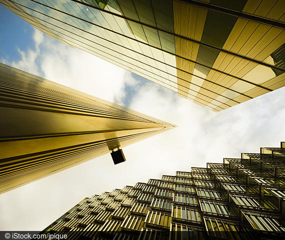 Blick durch drei Banktürme in einen wolkengedeckten Himmel-