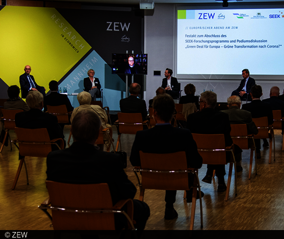  Guests and podium at the European Evening on growth opportunities and climate policy. 