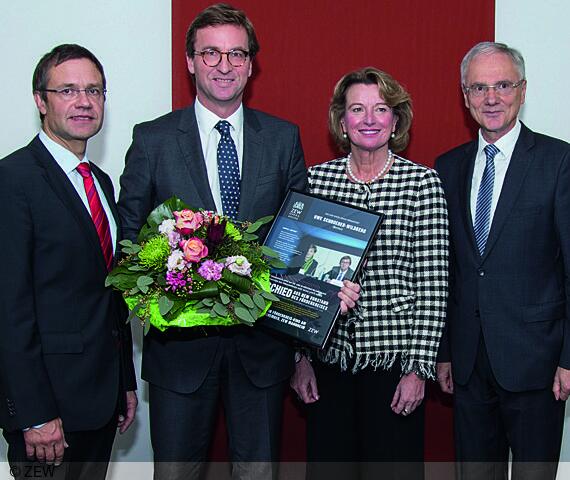 Thomas Kohl, kaufmännischer Direktor des ZEW, neben Dr. Uwe Schroeder-Wildberg, Claudia Diem und Dr. Alexander Selent (von links).