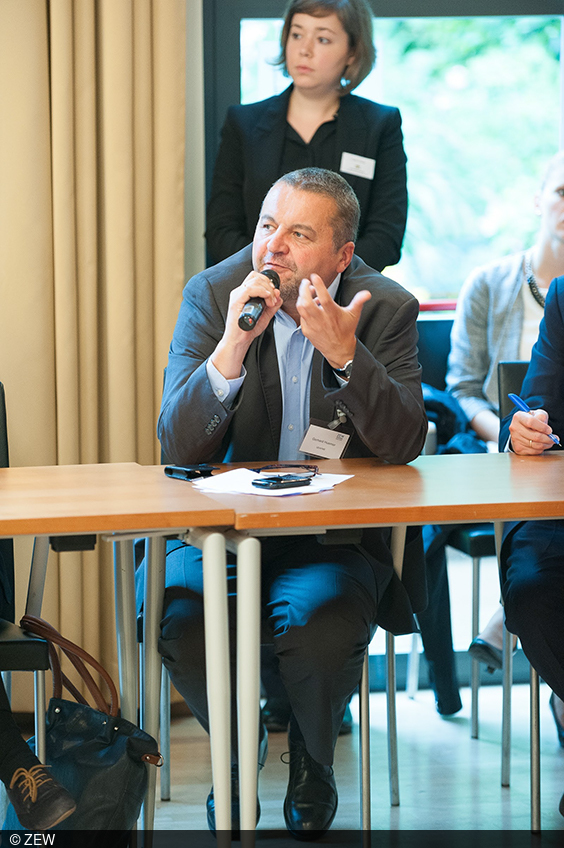 An attendee of the ZEW Lunch Debate in Brussels asking a question from the audience
