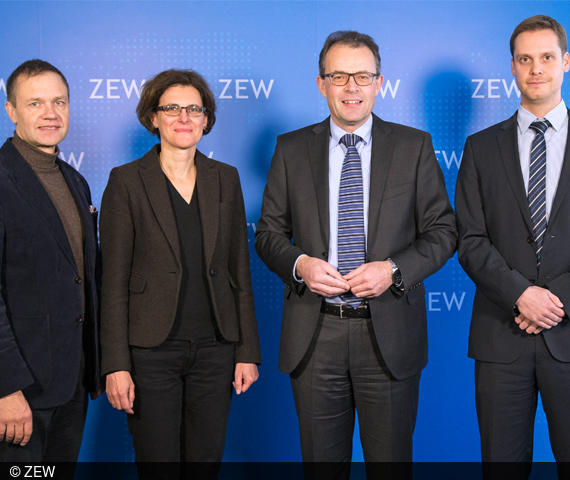 Georg Wacker MdL (3.v.l.) bei seinem Besuch am ZEW mit Thomas Kohl, Irene Bertschek und Steffen Viete (v.l.)