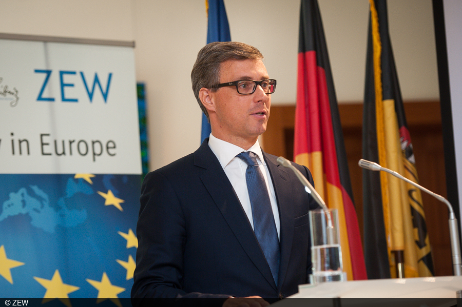 Bodo Lehmann speaks to the audience.