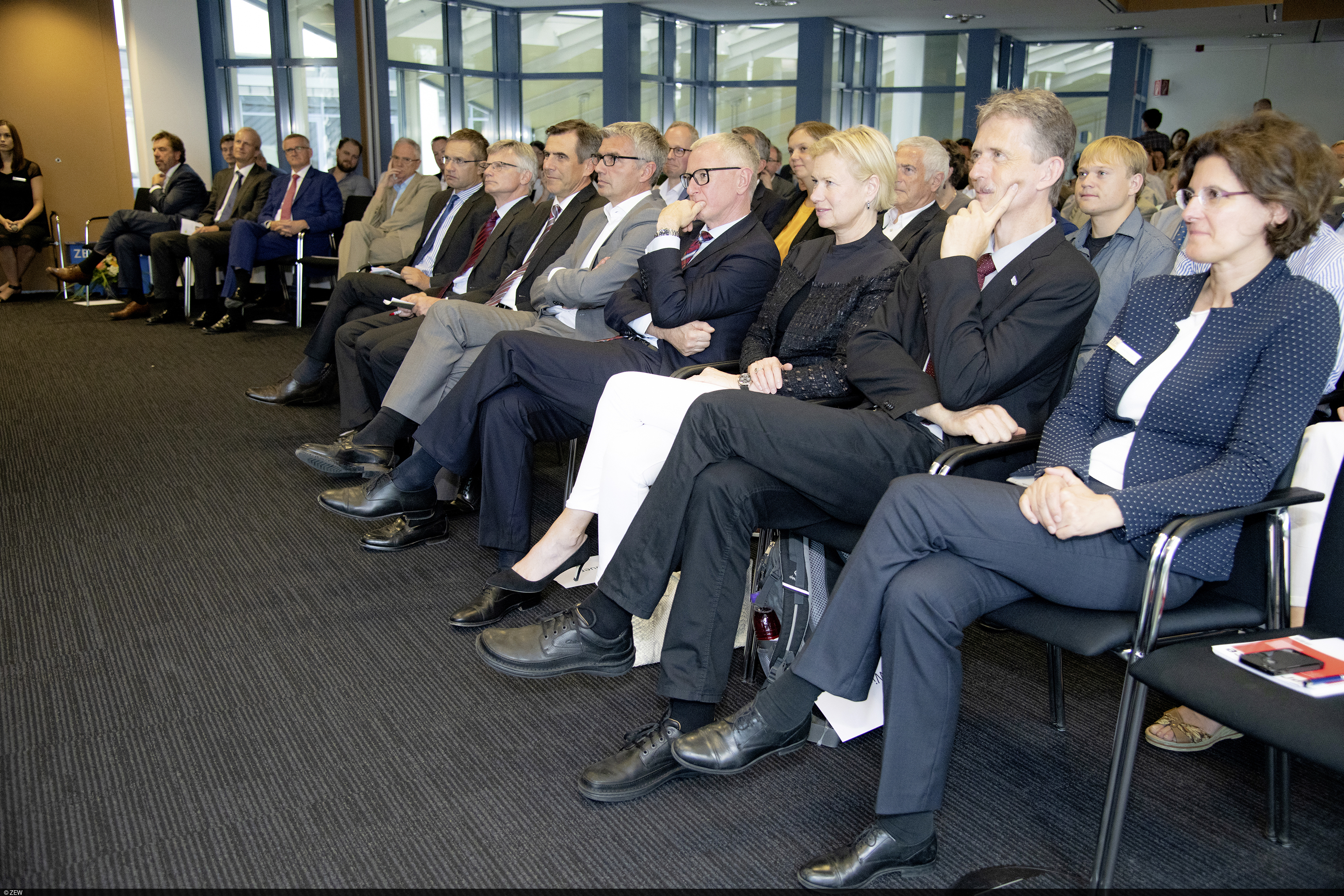Zahlreiche Gäste sind am ZEW erschienen, um dem Vortrag von Claudia Nemat beizuwohnen.