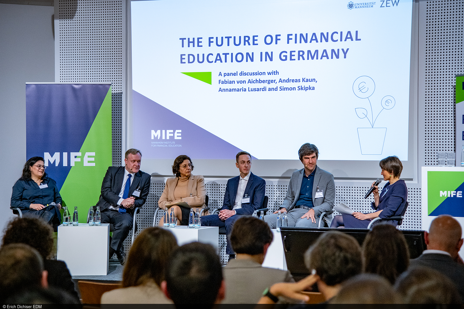 Podiumsdiskussion über die Zukunft der Finanzbildung.