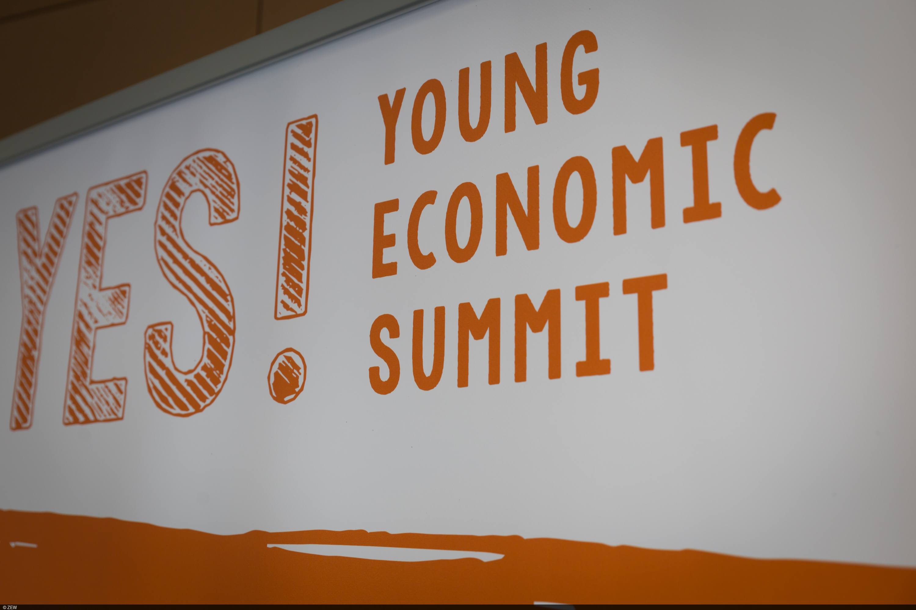 22 Schülerteams beschäftigen sich im Rahmen des "YES! – Young Economic Summit" mit wirtschaftlichen und gesellschaftlichen Herausforderungen für die junge Generation.