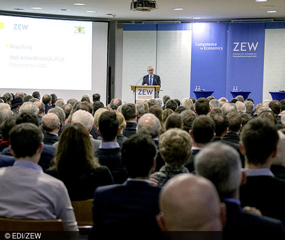 ZEW-Präsident Achim Wambach begrüßt die rund 300 Gäste der Gedenkveranstaltung für Lothar Späth.