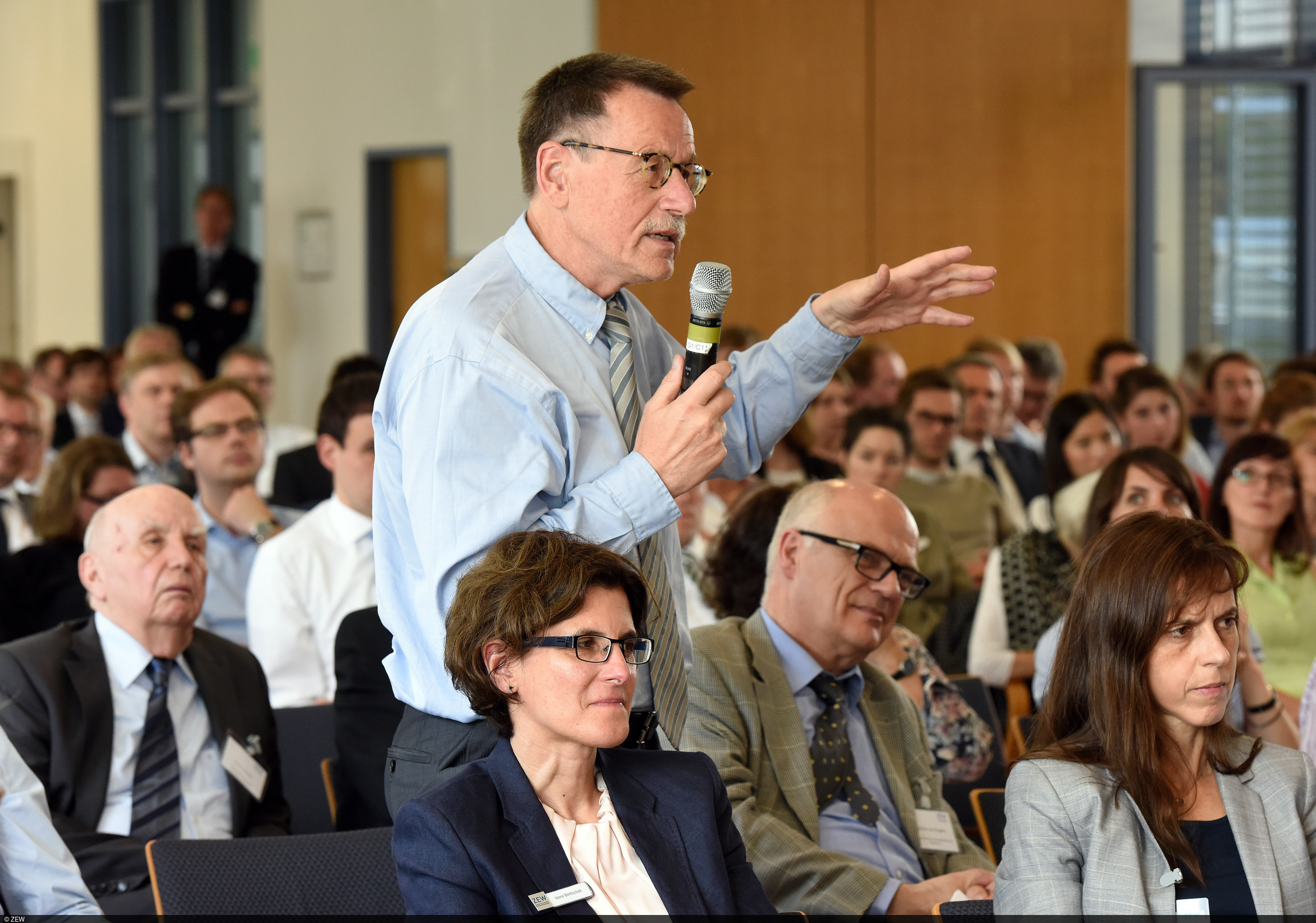 An audience member asking a question to the panellists of the ZEW Economic Forum 2016
