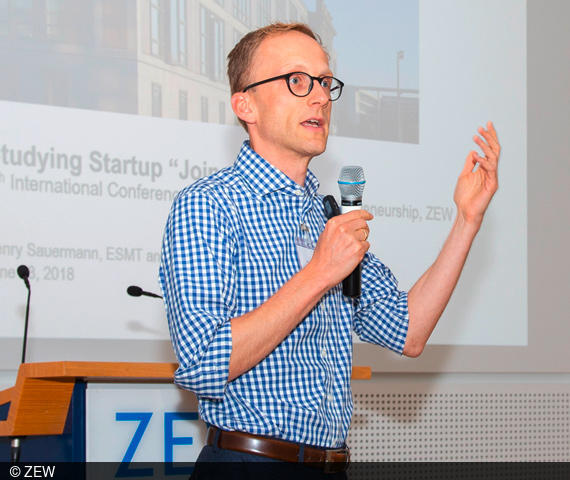 Sauermann referiert auf der vierten internationalen Gründungskonferenz