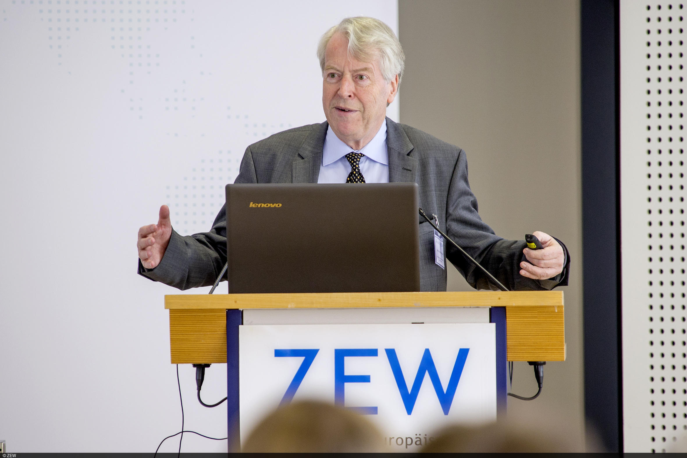 Martin Hellwig hielt die zweite Hauptrede der ZEW Public Finance Conference