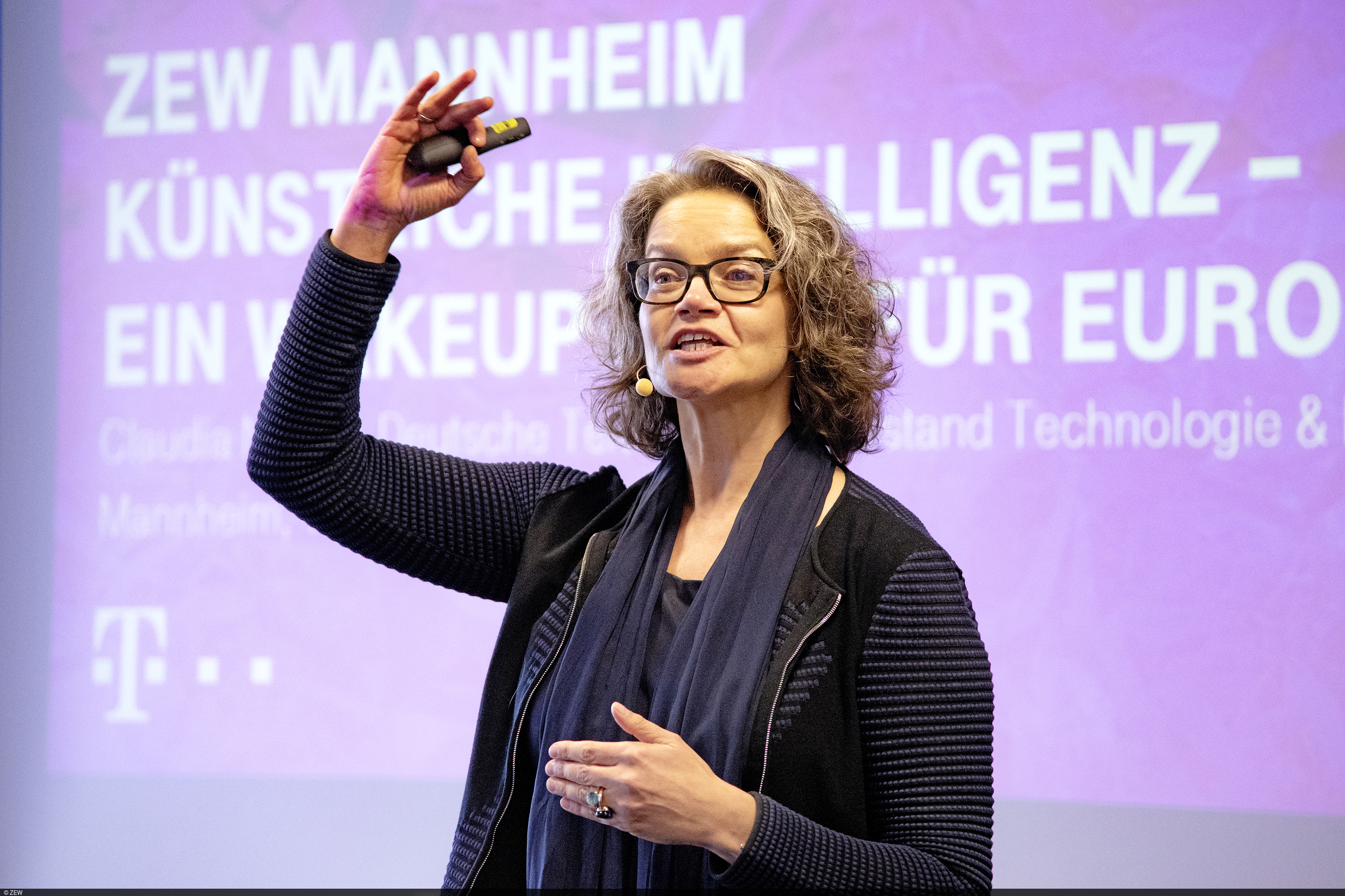 Telekom board member Claudia Nemat in her lecture about artificial intelligence