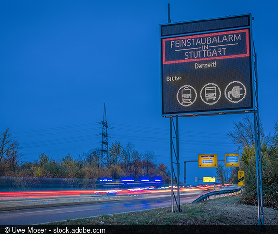  Photo of the expressway in Stuttgart including warning notice about the fine dust alarm.