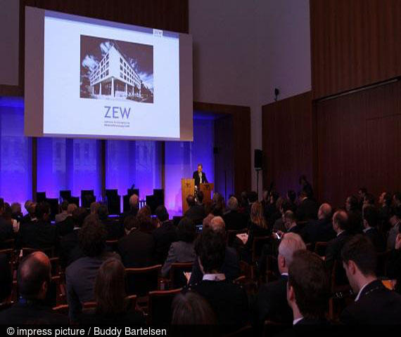 ZEW-Präsident Prof. Dr. Clemens Fuest bei der Präsentation der Innovationsstudie während des Kongresses in Berlin.