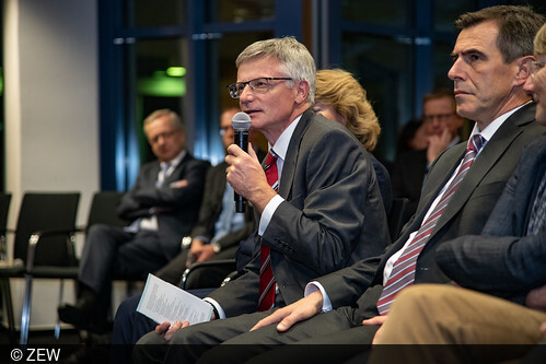 Audience question during Isabel Schnabel's presentation at ZEW