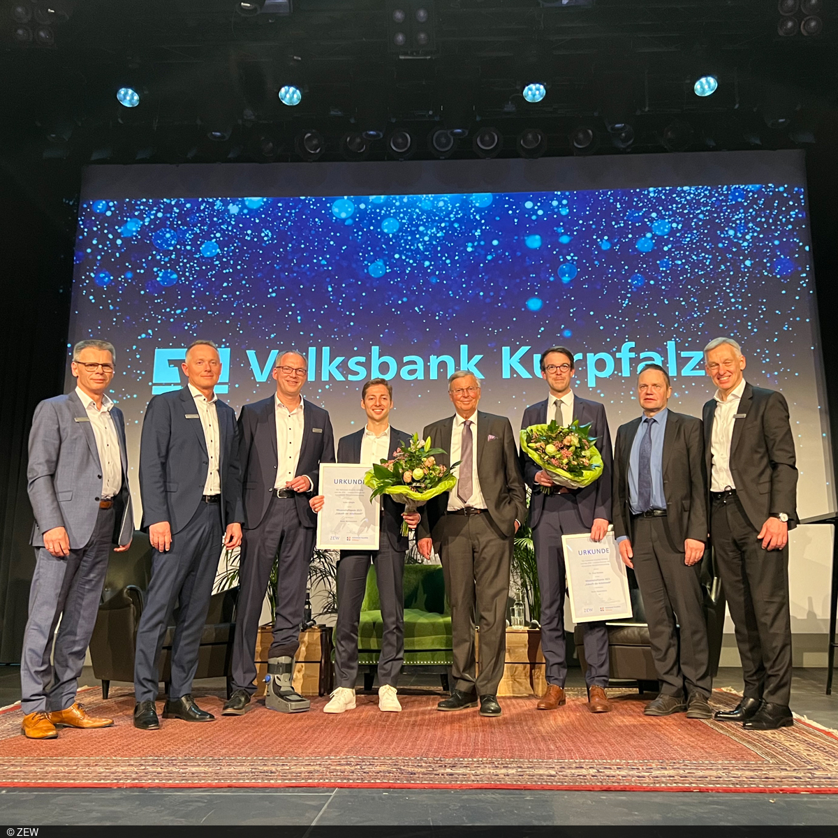 Gruppenbild auf der Bühne, Die Preisträger Luka Längle und Dr. Paul Berbée bei der Preisverleihung (5. und 3. von rechts)