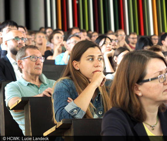 Studierende und Gäste wohnen dem Vortrag von Achim Wambach bei.