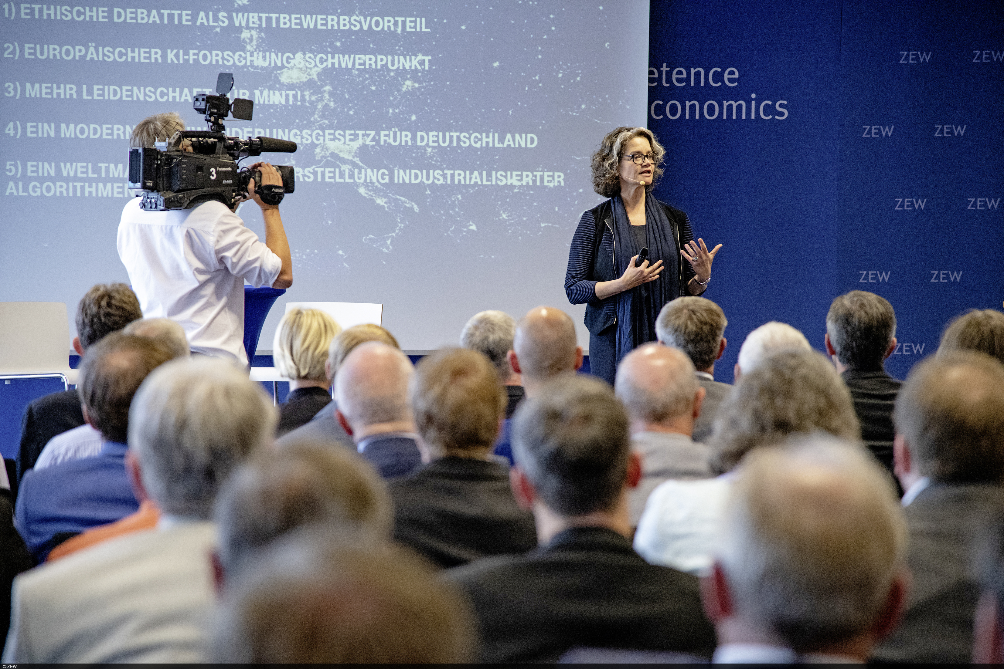 Telekom Vorständin Claudia Nemat in ihrem Vortrag zum Thema Künstliche Intelligenz