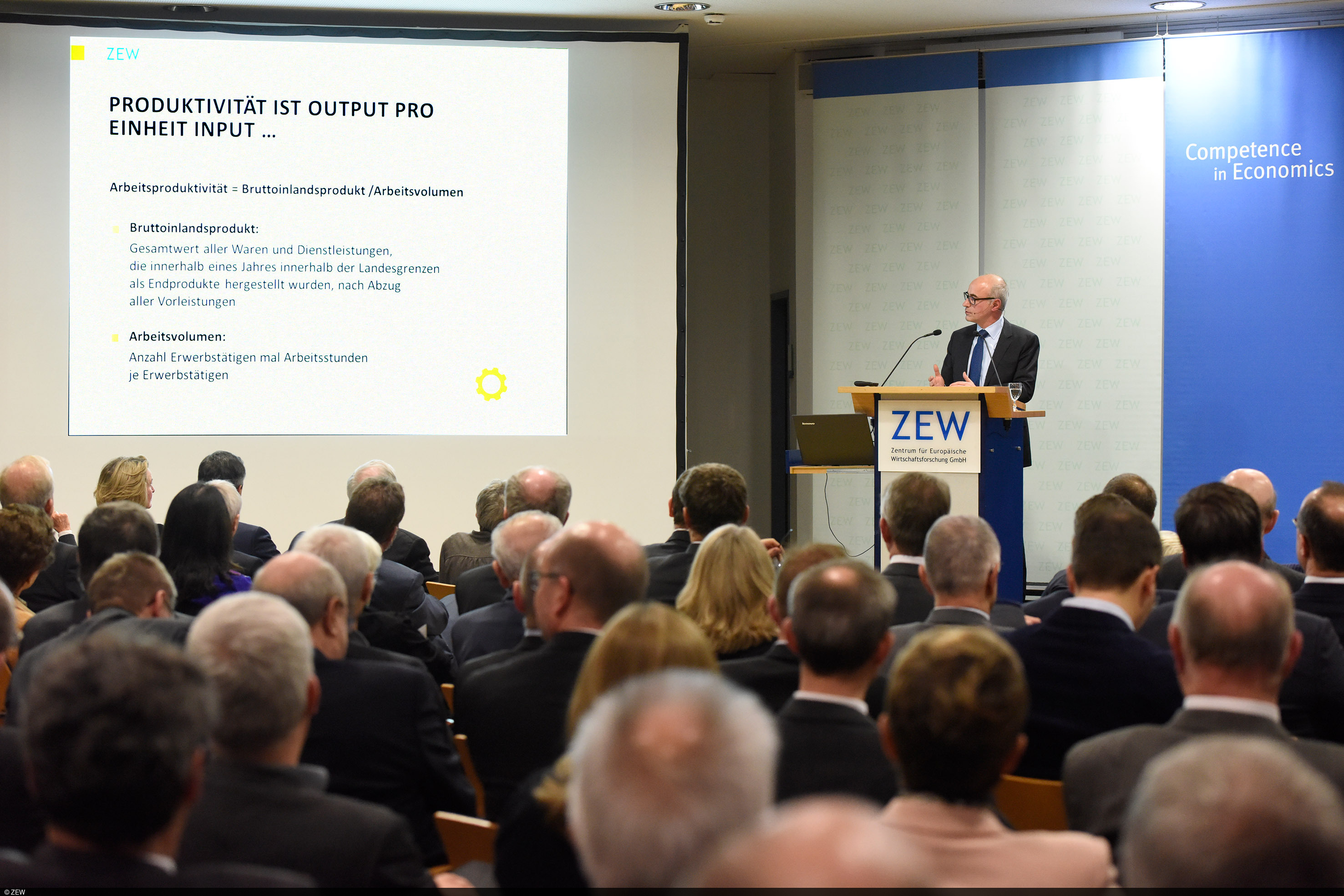 Prof. Achim Wambach, PhD während seines Vortrags im Rahmen des 25-jährigen Jubiläums des ZEW