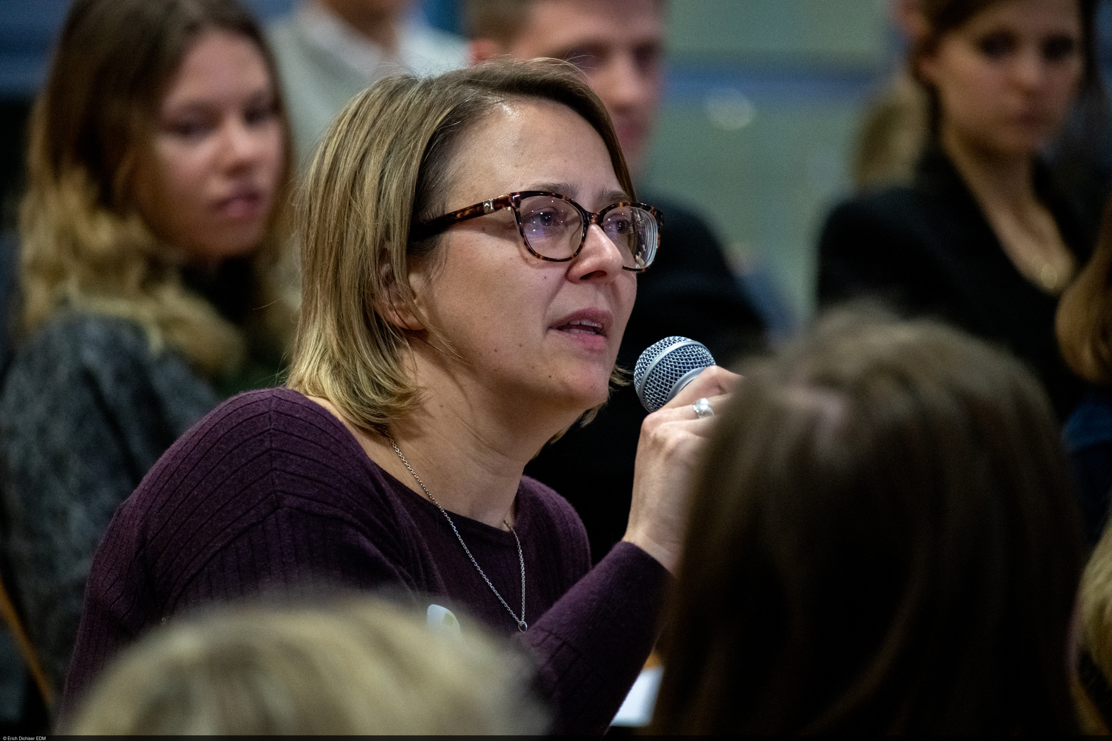 ZEW President taking a look at the World Economy with some alumni during the New Year's Lecture.