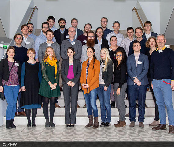 Gruppenbild der Teilnehmenden des ZEW und SFB 884 Workshops zu öffentlicher Meinung.