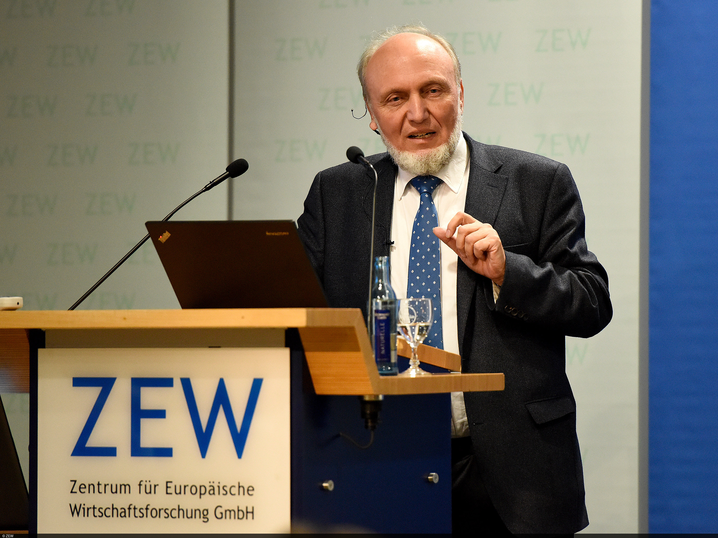 Hans-Werner Sinn during his lecture on "Europe after the Brexit" at ZEW