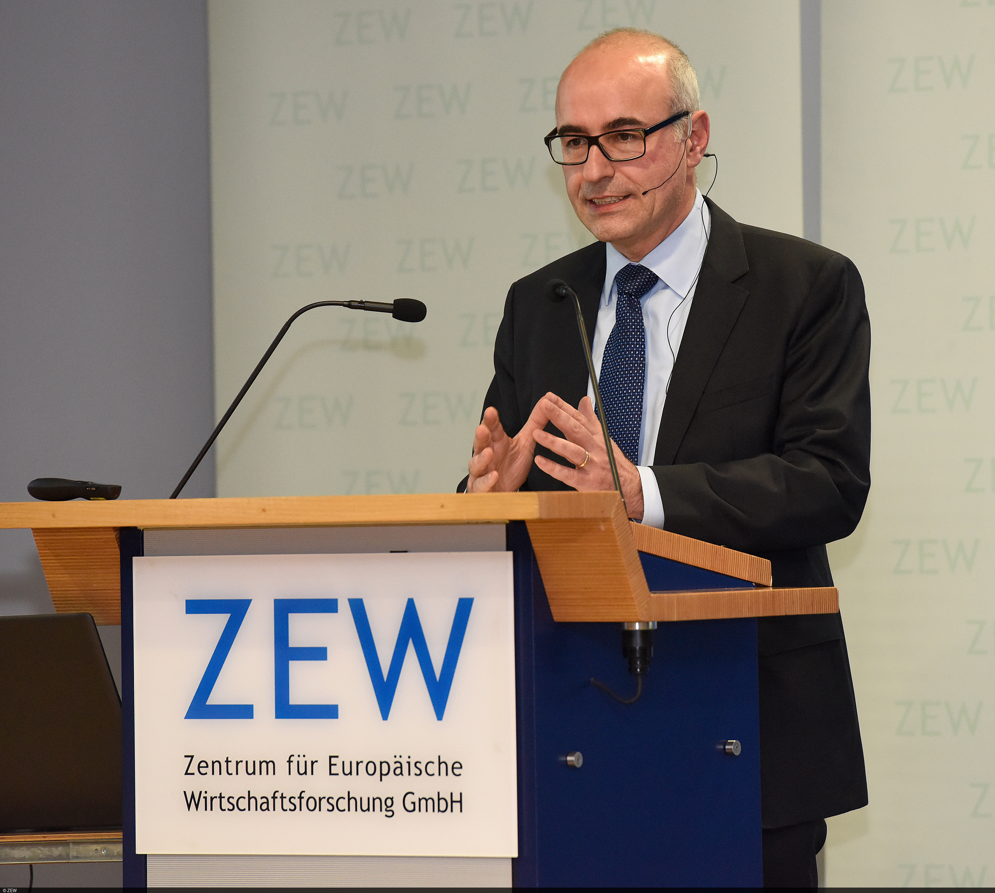 Achim Wambach begrüßt die Gäste der Festveranstaltung zum 25-jährigen Jubiläum des ZEW