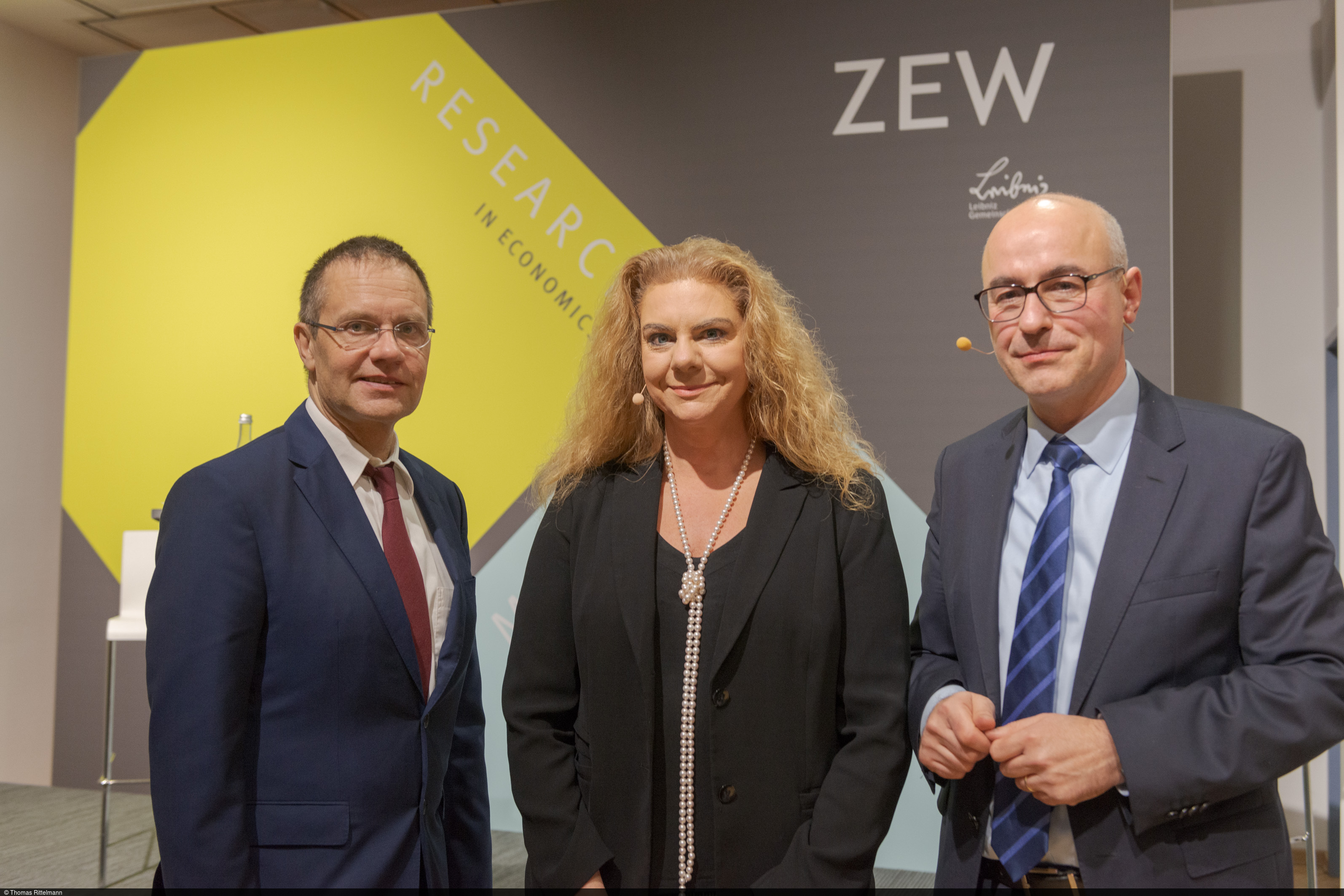 Achim Wambach und Thomas Kohl begrüßen DB-Vorständin Sabina Jäschke am ZEW.