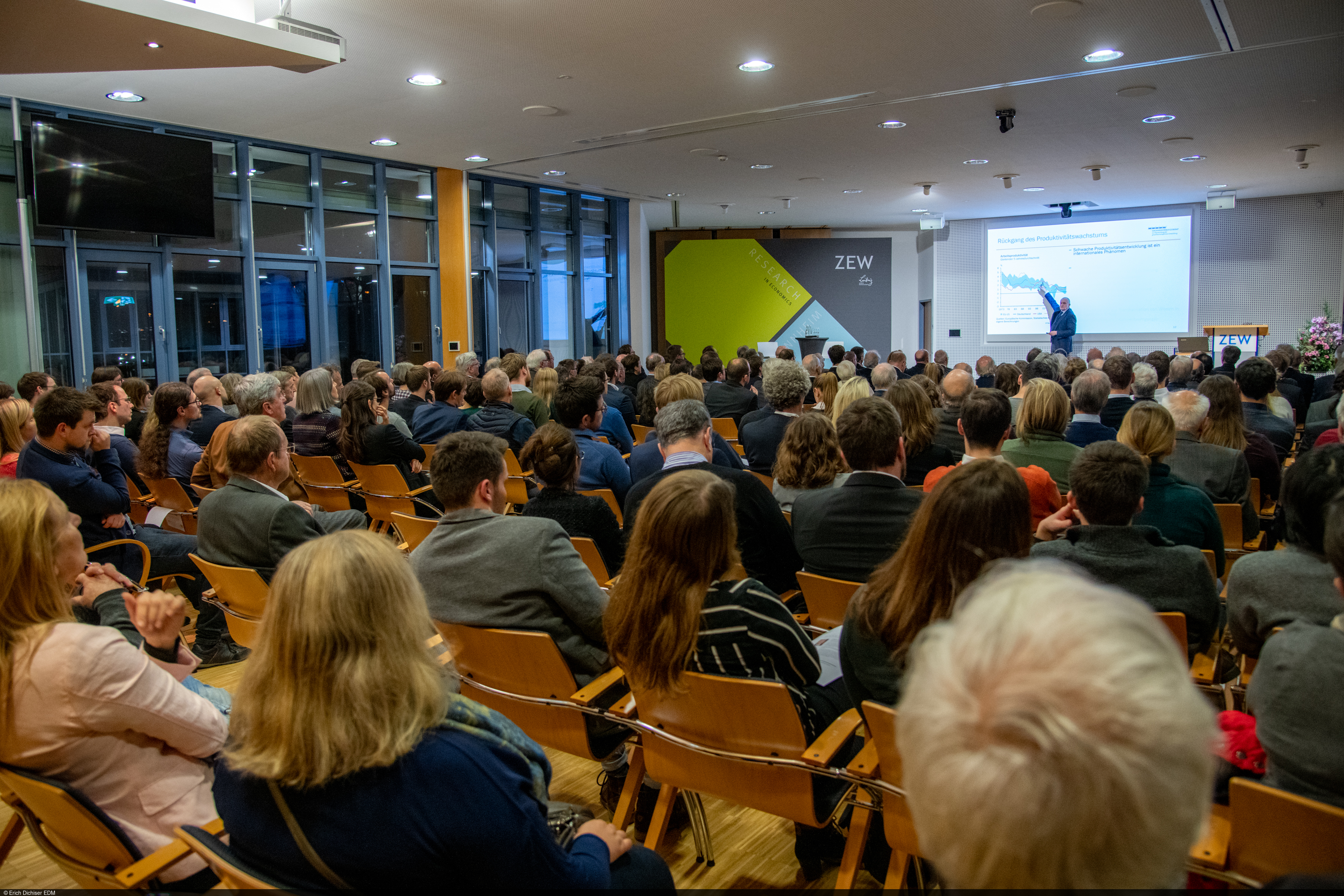 Rund 180 Gäste aus Wirtschaft, Wissenschaft und Gesellschaft verfolgten den Vortrag von Christoph Schmidt am ZEW.