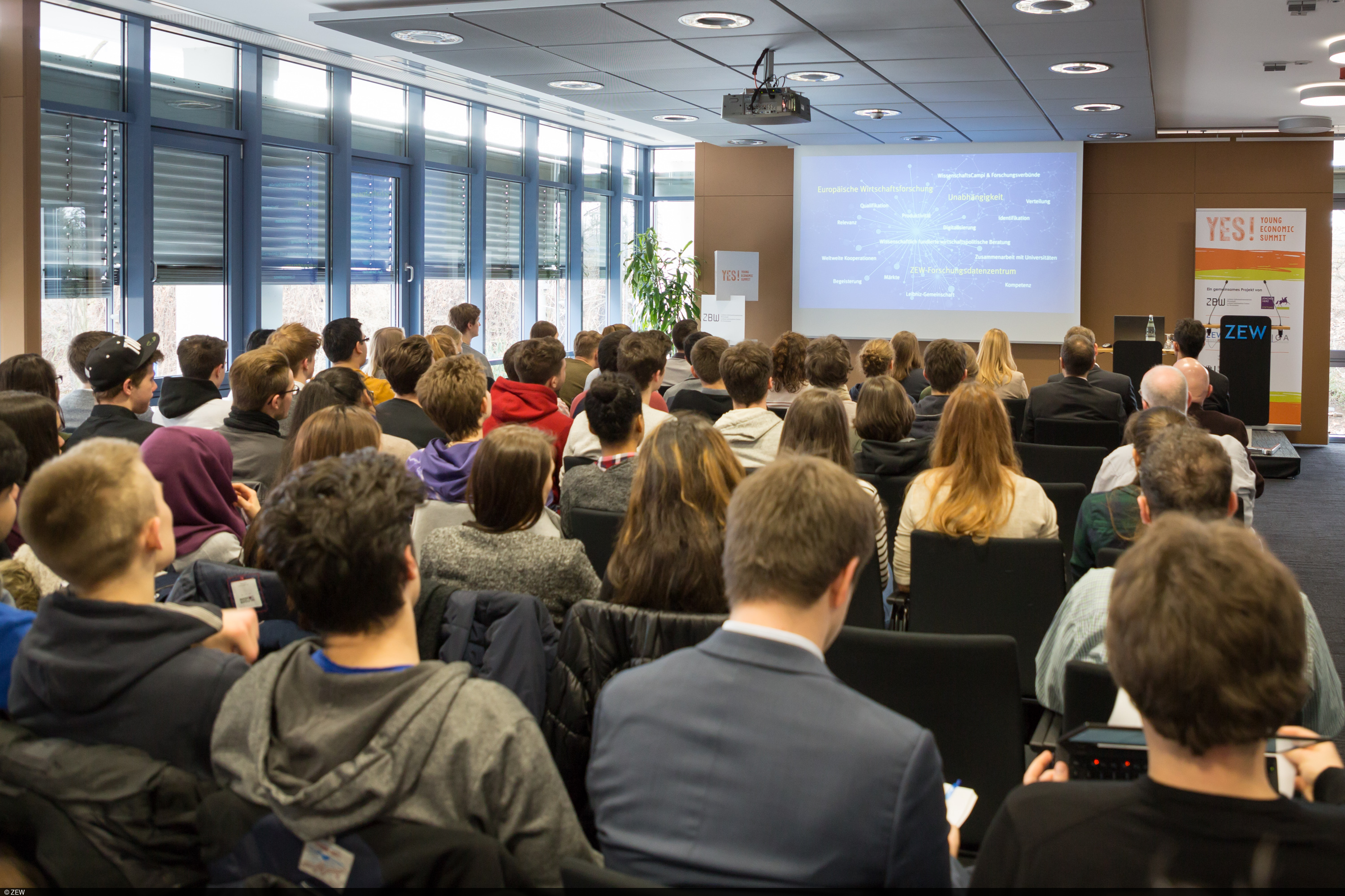 22 Schülerteams beschäftigen sich im Rahmen des "YES! – Young Economic Summit" mit wirtschaftlichen und gesellschaftlichen Herausforderungen für die junge Generation.