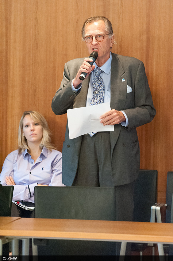 A participant of the ZEW Lunch Debate in Brussels asking a question