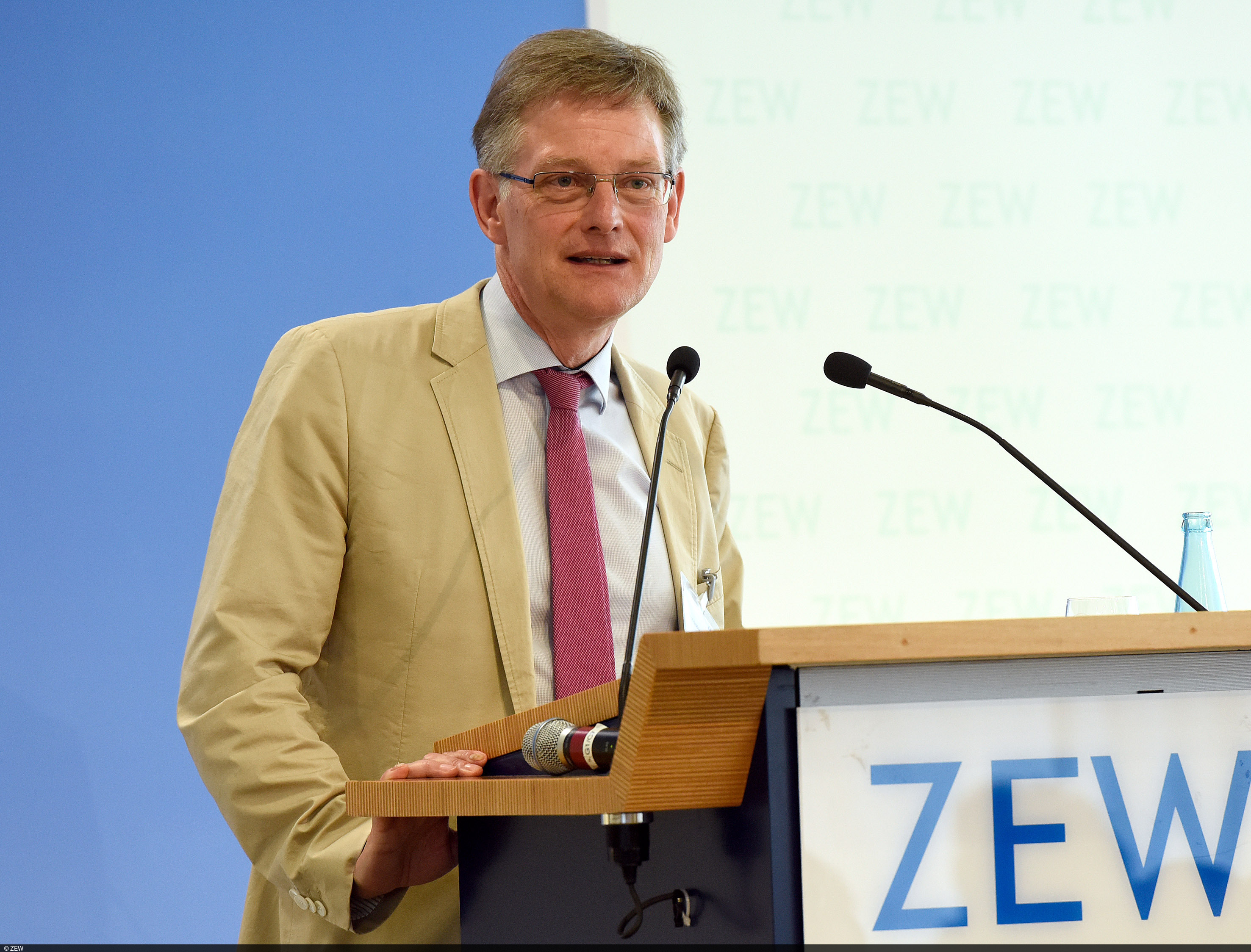 Ernst-Ludwig von Thadden während seiner Ansprache zur Amtsübergabe der ZEW-Präsidentschaft