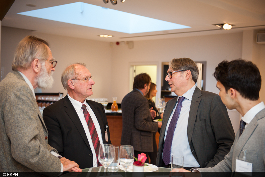 Johannes Jung im informellen Gespräch mit den Gästen der ZEW Lunch Debate über Business Angels