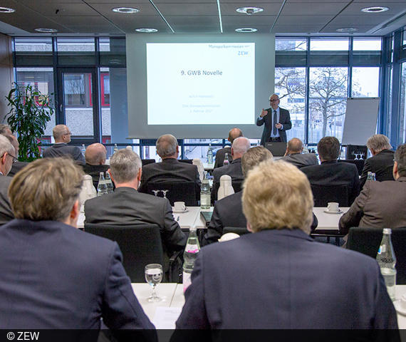ZEW-Präsident Achim Wambach bei seinem Vortrag zur GWB-Novelle vor Mitgliedern des ZEW-Förderkreises.