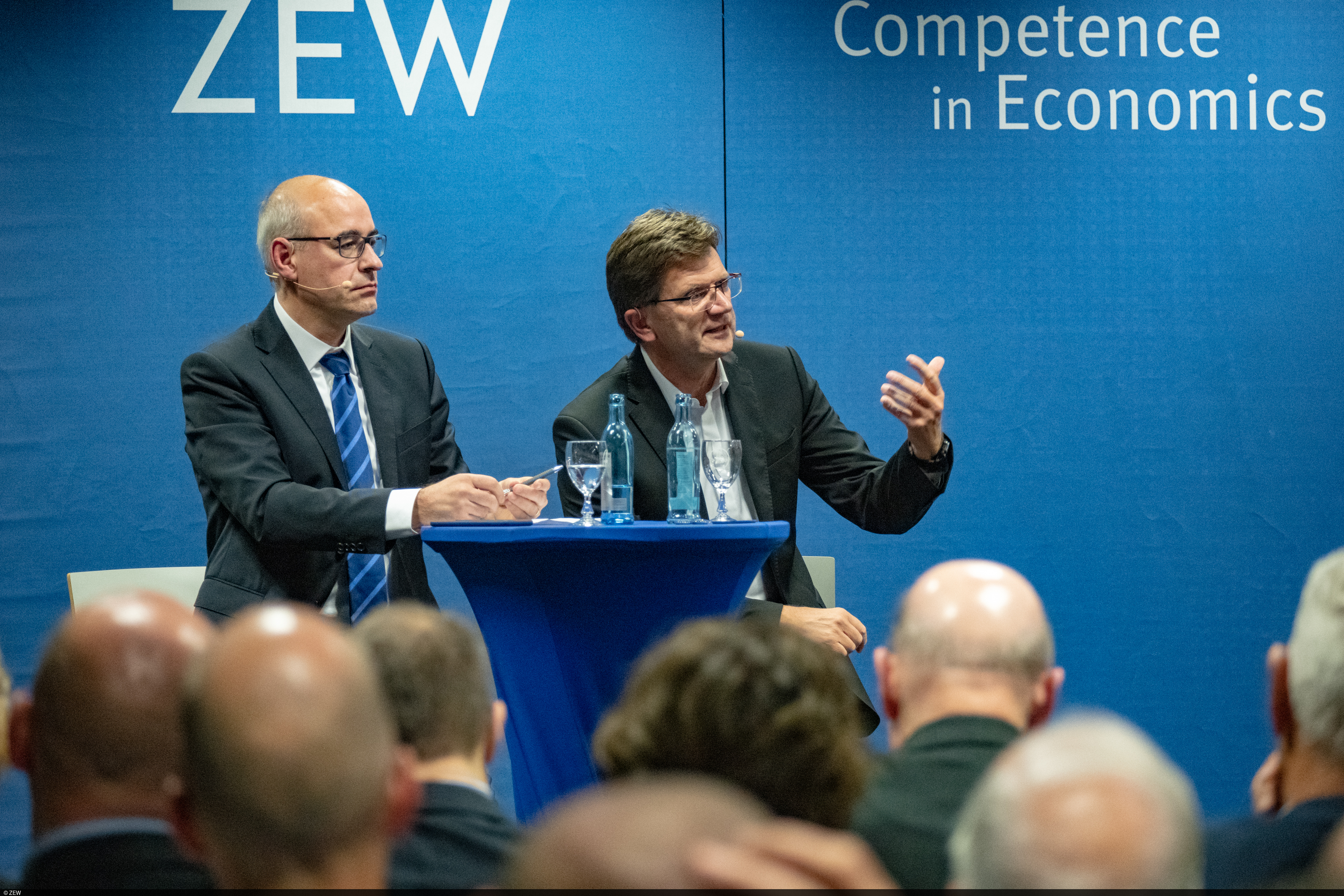 ZEW president Achim Wambach and Klaus Fröhlich during the discussion with the audience.