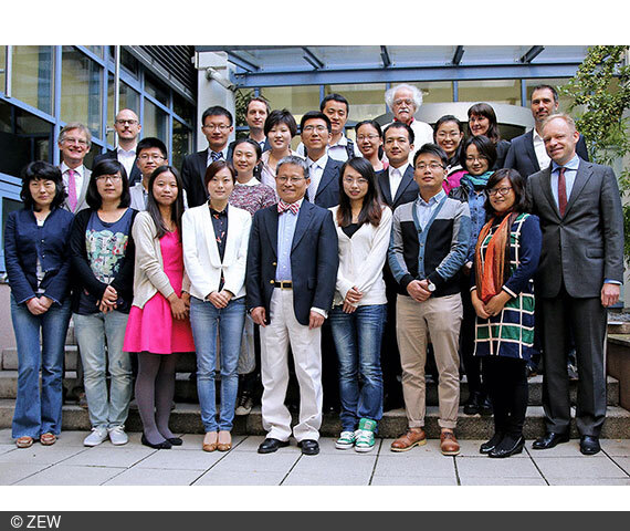 Der Rektor der Universität Mannheim von Thadden (zweite Reihe links) und ZEW-Präsident Fuest (erste Reihe rechts) begrüßten die Ökonomen aus China am ZEW.