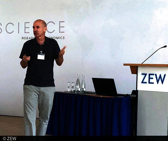 Professor Lieran Einav presented new research results on market mechanisms at ZEW