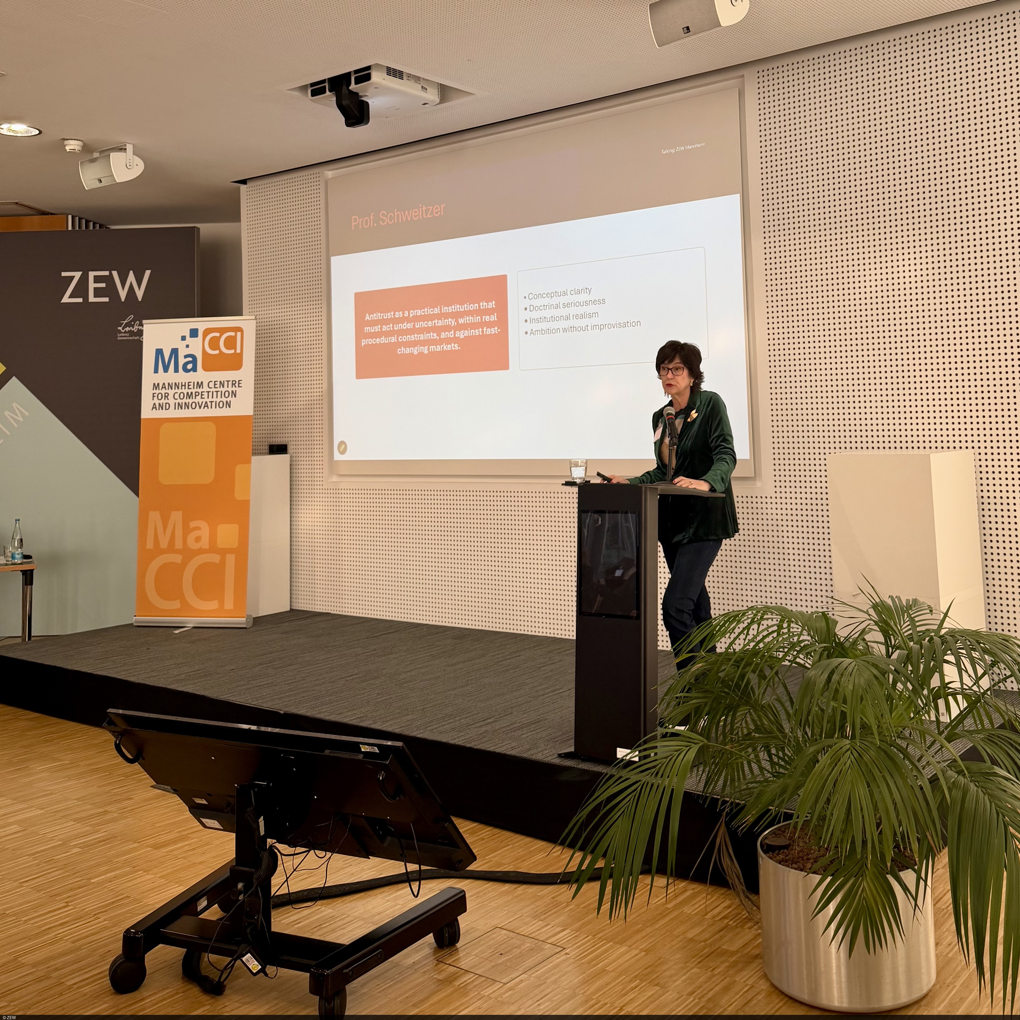 Cani Fernández Vicién auf der Bühne während ihrer Keynote Lecture