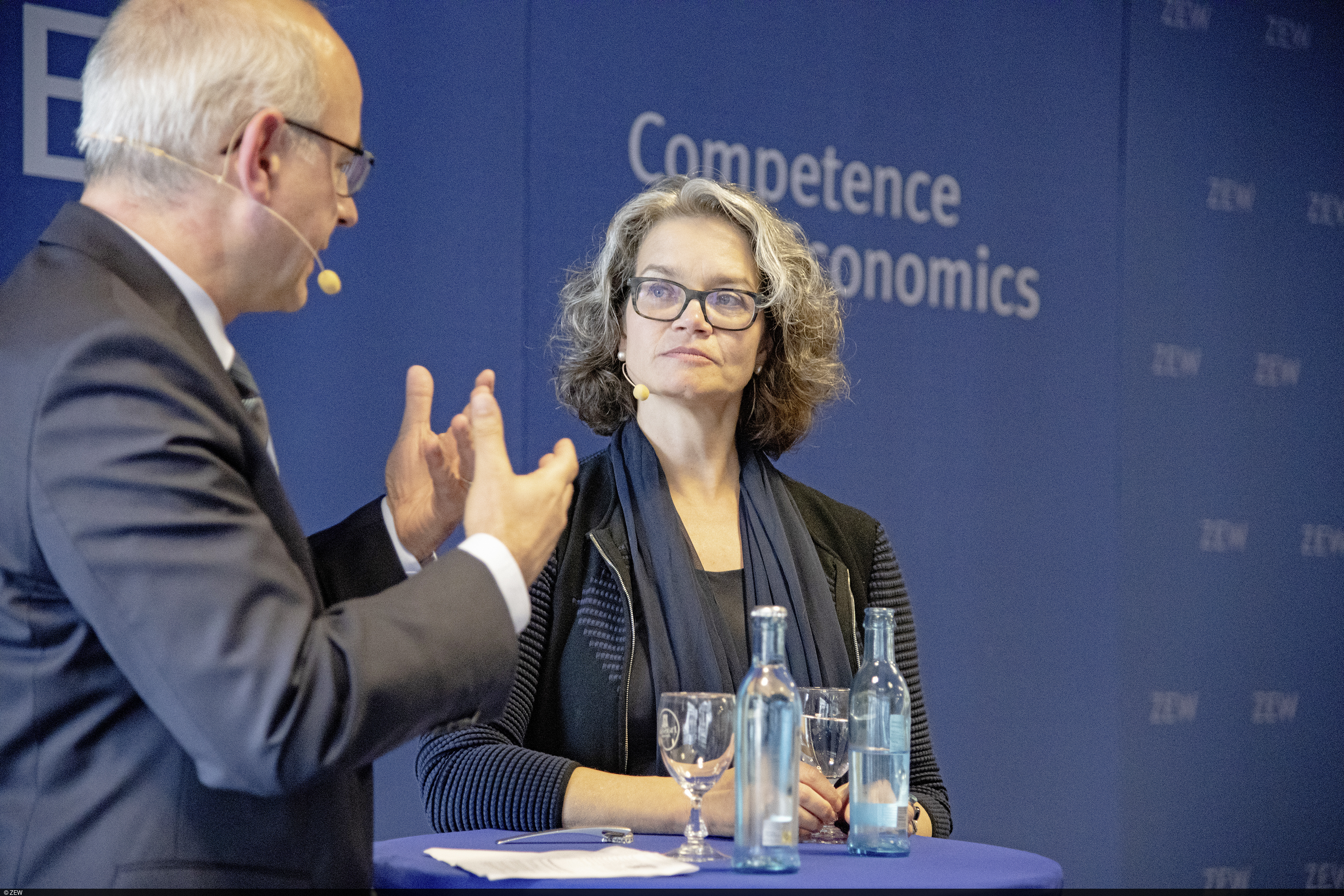 Claudia Nemat im Gespräch mit Achim Wambach während ihres Vortrags am ZEW