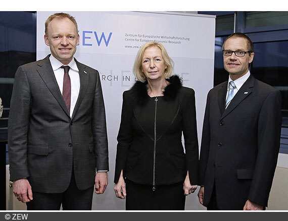 Federal Minister Prof. Johanna Wanka with ZEW President Prof. Clemens Fuest (left) and ZEW’s Director of Business and Administration, Thomas Kohl