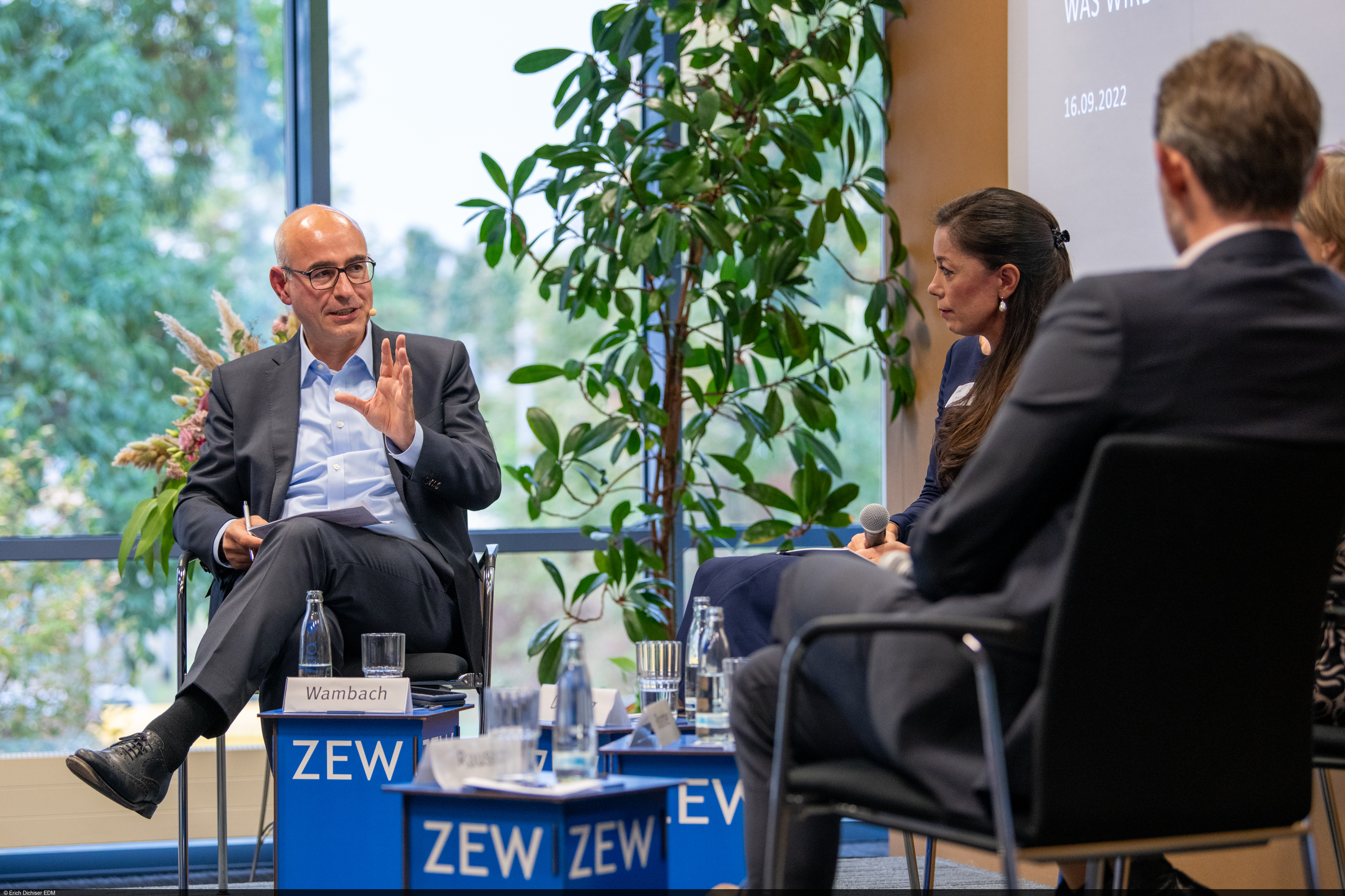 Prof. Achim Wambach während der Diskussion beim Alumni-Tag am ZEW