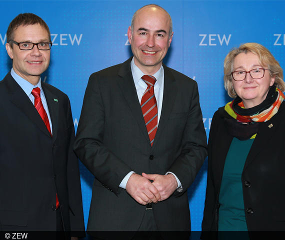 Professor Achim Wambach, Ph.D., (Mitte) bei der Unterzeichnung des Vertrags als neuer ZEW-Präsident neben Theresia Bauer, Wissenschaftsministerin von Baden-Württemberg, und ZEW-Geschäftsführer Thomas Kohl (links).