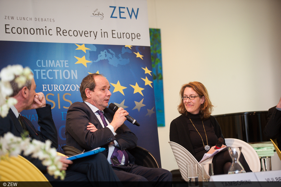 Hans Vijlbrief speaks to the audience.