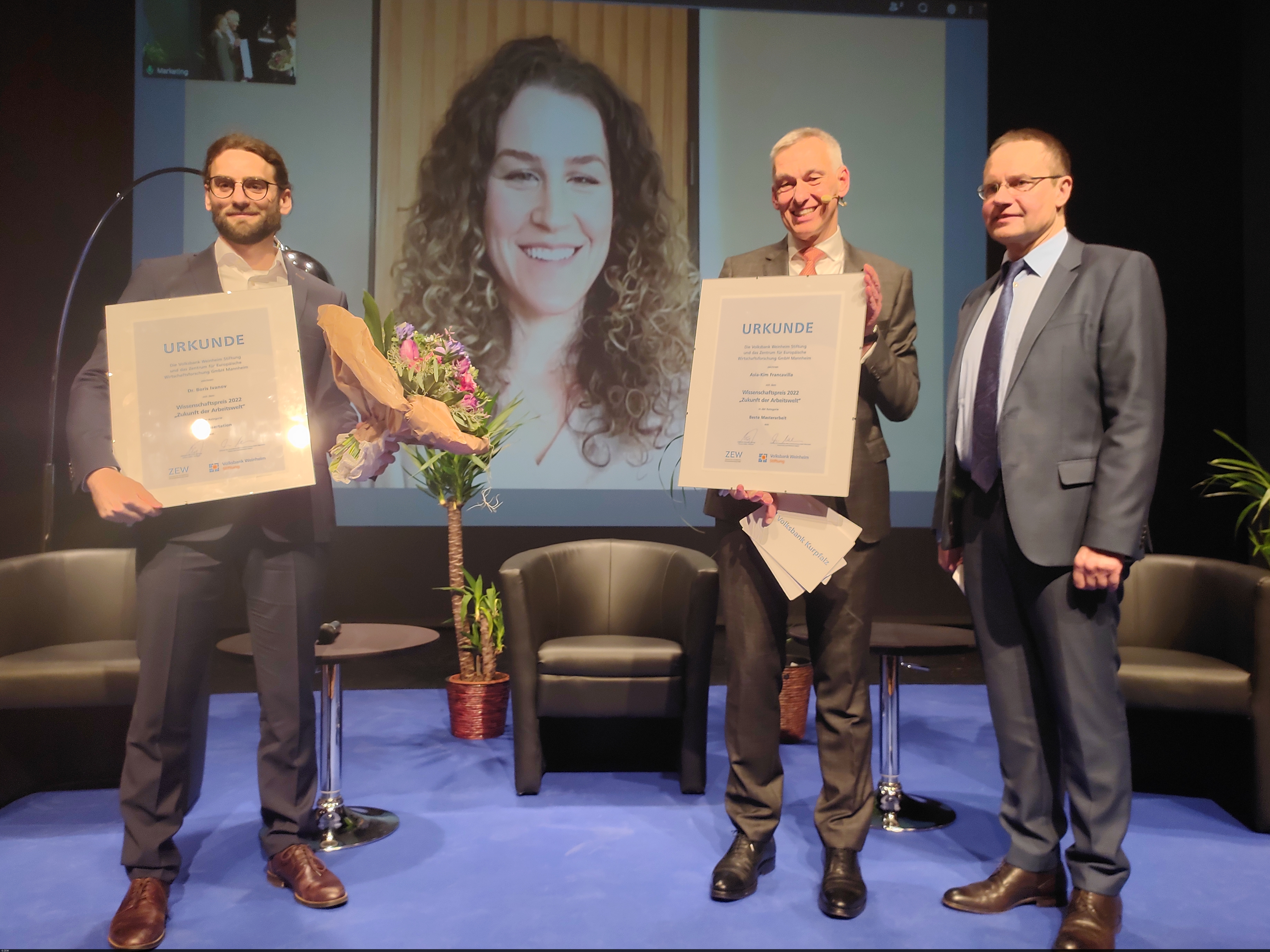Gruppenbild zum zehnten Wissenschaftspreis: Preisträger/innen Boris Ivanov und Asia-Kim Francavilla, der Vorstandsvorsitzende der Volksbank Weinheim Stiftung Carsten Müller und ZEW-Direktor Thomas Kohl (von links nach rechts)