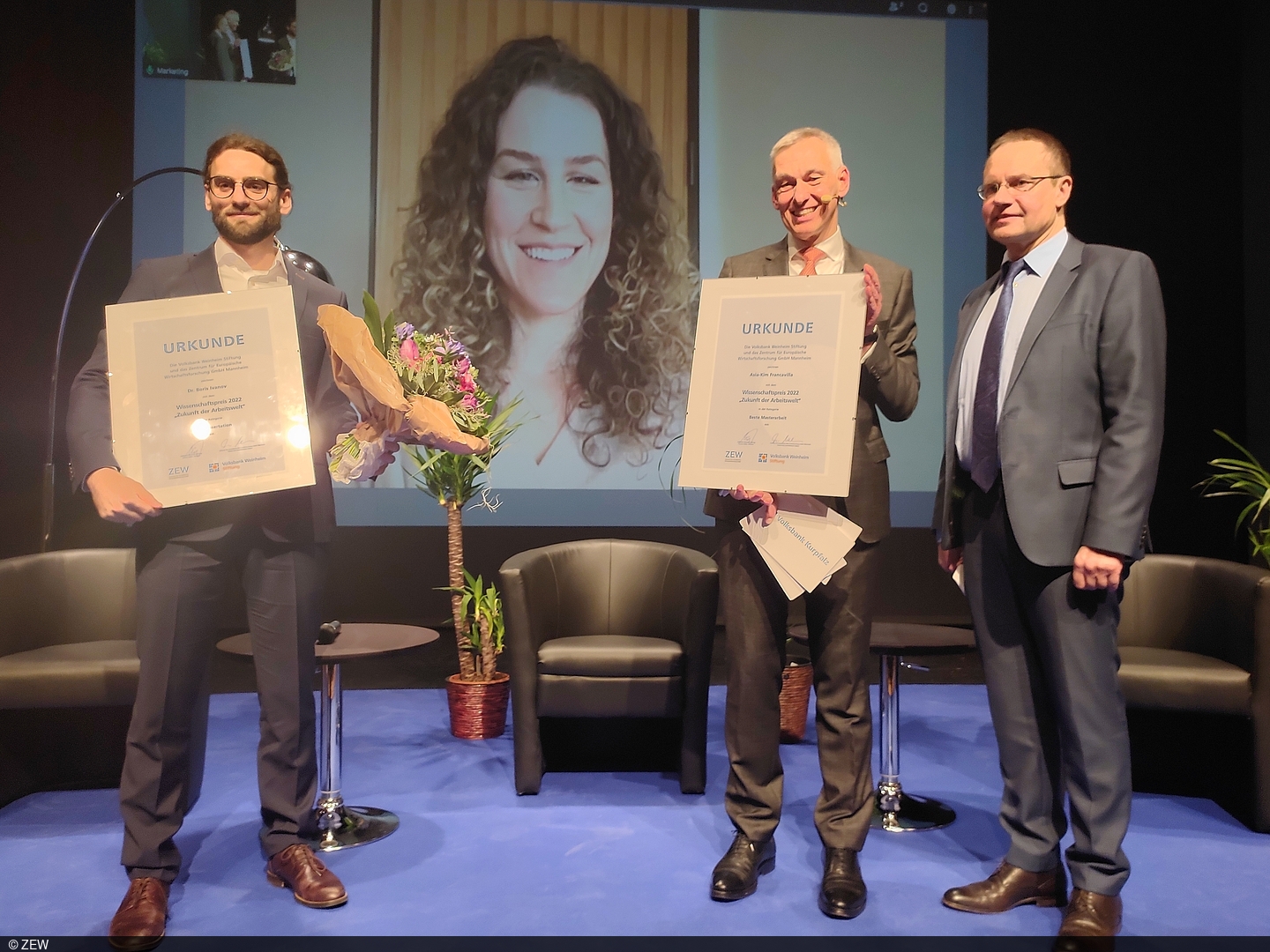 Gruppenbild zum zehnten Wissenschaftspreis: Preisträger/innen Boris Ivanov und Asia-Kim Francavilla, der Vorstandsvorsitzende der Volksbank Weinheim Stiftung Carsten Müller und ZEW-Direktor Thomas Kohl (von links nach rechts)