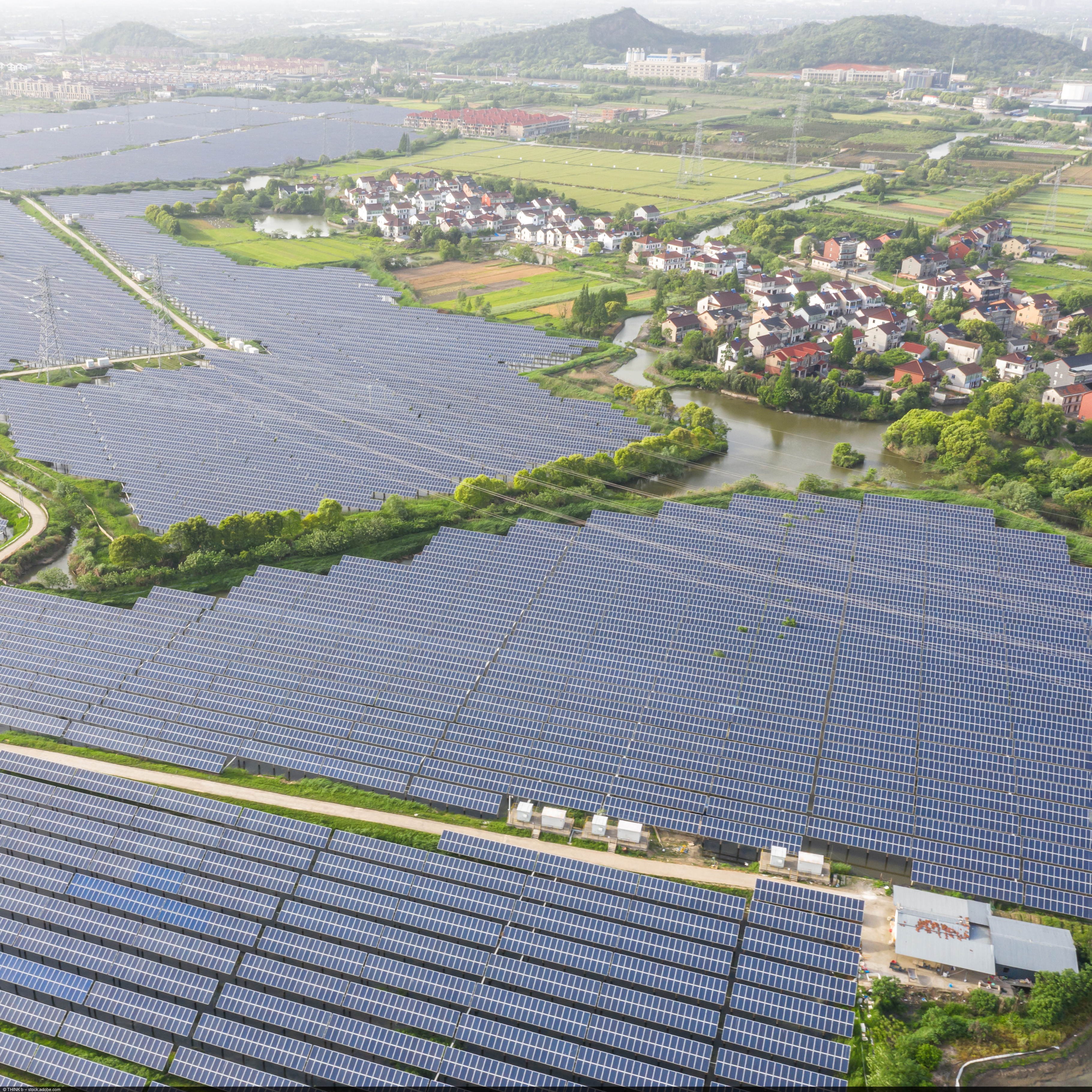 Luftaufnahme einer Solarfarm