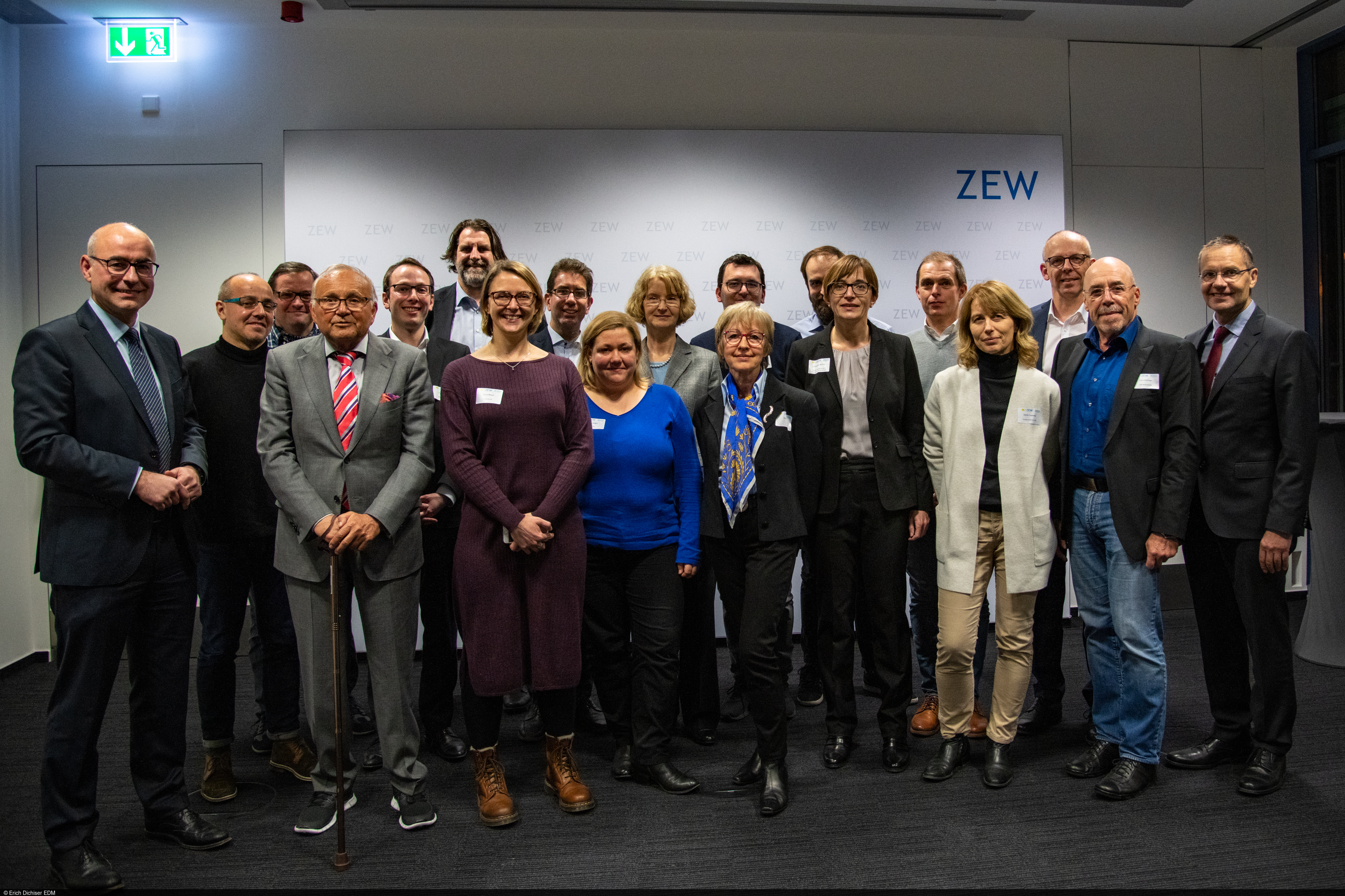 ZEW President taking a look at the World Economy with some alumni during the New Year's Lecture.