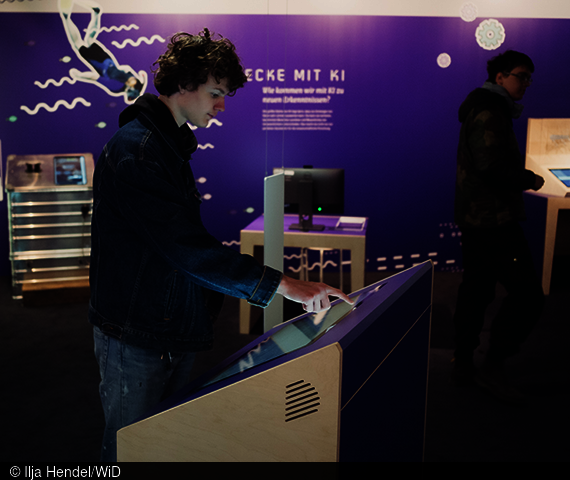 Visitors can learn about artificial intelligence at the ZEW touch-screen exhibit