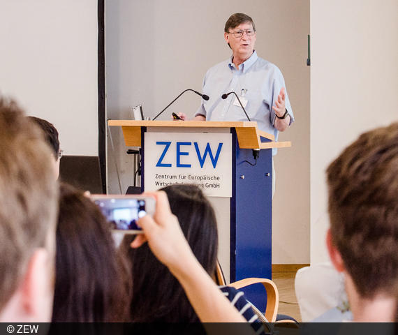 Hal Varian, Chefökonom bei Google,  erläuterte die Ursachen von Netzwerkeffekten auf digitalen Plattformen.