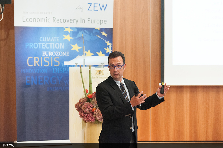 Professor Albert Solé-Ollé during his talk at the ZEW Lunch Debate in Brussels